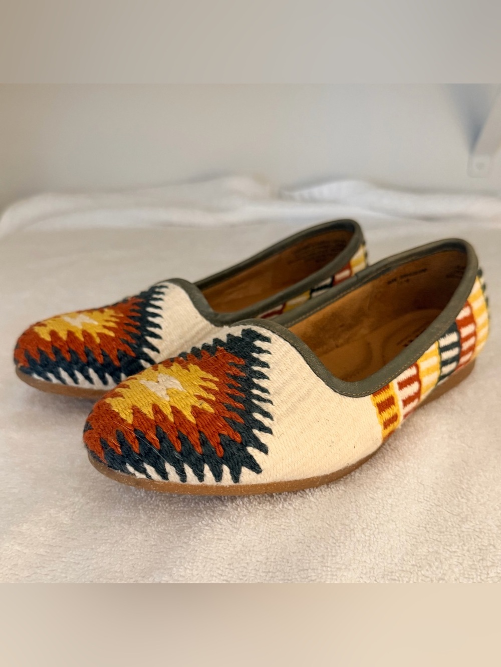 BORN Giselle Womens 7 Beige Multicolor Woven Tapestry Flats Southwestern Aztec